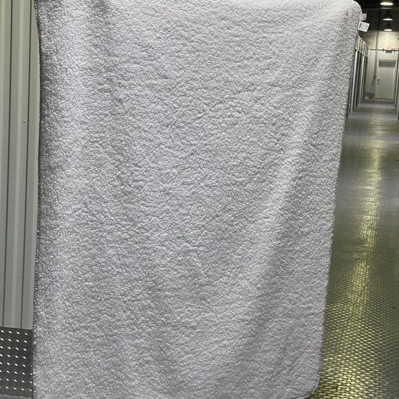 Vs pink/victoria’s Secret gray White twin size Sherpa blanket with all over logo - Picture 4 of 4